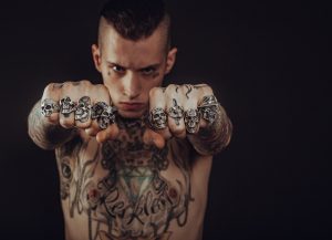 tanar-baiat-punk-rebel-tatuaje-inele-craniu-copil-interior.jpg